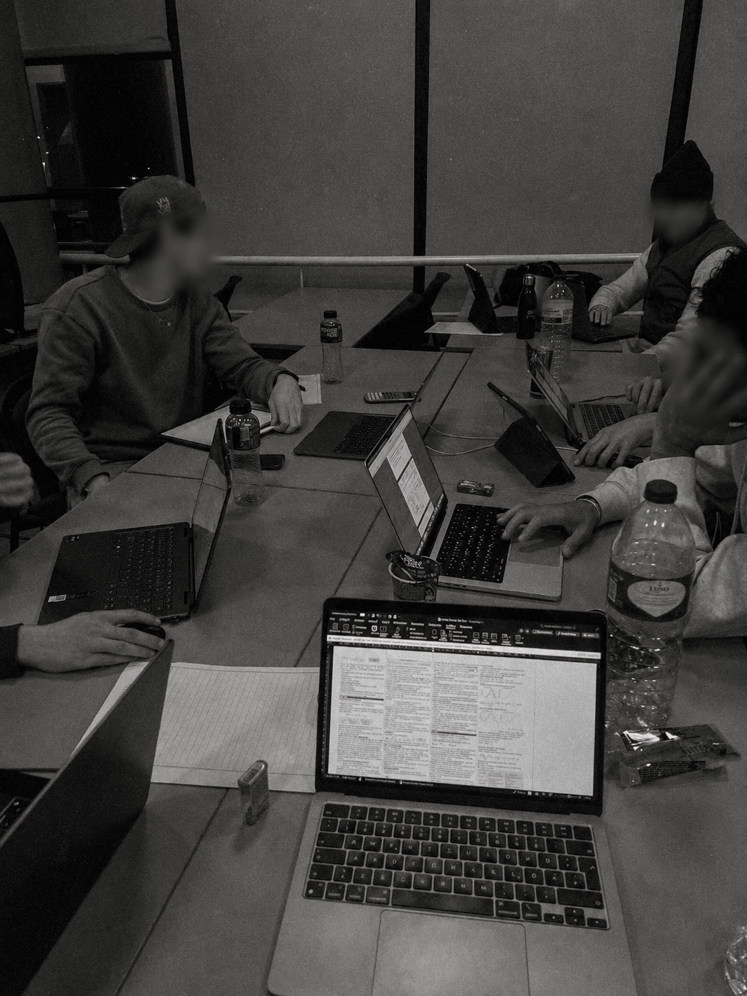 Equipo de MARKETINGSOON trabajando en una mesa con portátiles